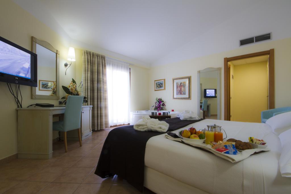 Hotel Brancamaria Cala Gonone Oda fotoğraf